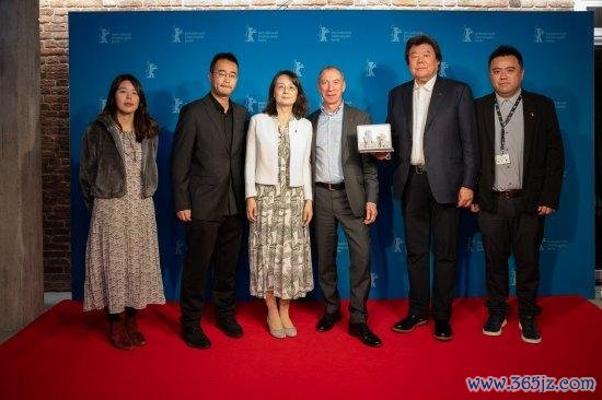 中国电影尊府馆建树团队与德国电影尊府馆馆长兼柏林电影节经典单位总监Rainer Rother合影